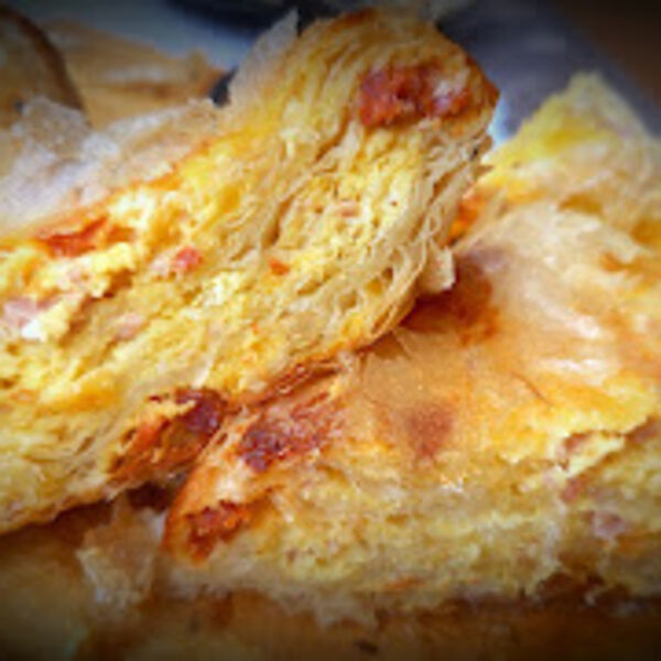 Rastresita pita sa grizom, sirom i šunkom: Tako je bogata da je možete zvati i slana torta, a jedno parče biće malo