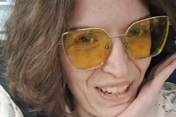 LEPA SAŠKA IZ NIŠA PREŽIVELA BOLEST KOJA USMRTI 99% PACIJENATA "Vraćali su me iz bolnice DOK MI CREVA NISU PROPALA"