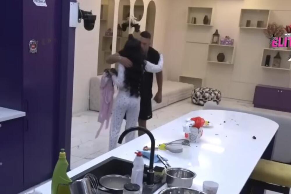 DOHVATIO JE NA KRSNU SLAVU! PAO PRVI POLJUBAC STANIJE I APOLONA! Pred svima razmenjivali INTIMU