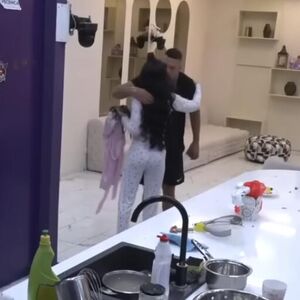 DOHVATIO JE NA KRSNU SLAVU! PAO PRVI POLJUBAC STANIJE I APOLONA! Pred svima se INTIMIZIRALI - šok na Pinku