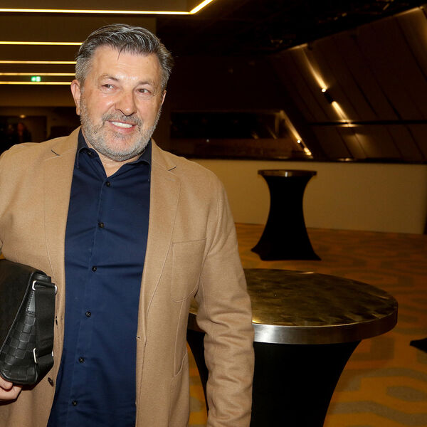 OD JEDNE PESME ZGRNUO OGROMNE PARE: Jedan hit mu doneo i stan i auto, a on sve bogatstvo prepisao ovoj ženi