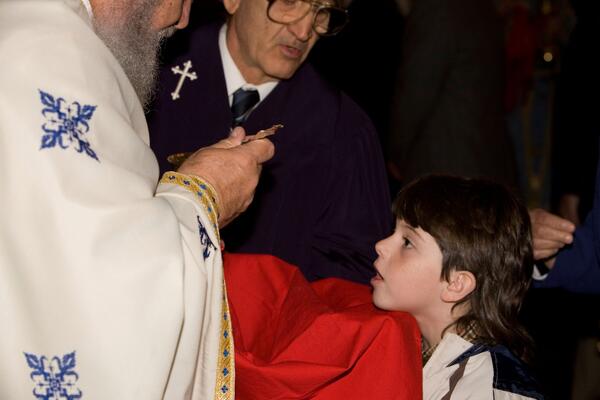 "MAMA ME ČEKA" Devojčica sama dolazila u crkvu, svi mislili da je PORODICA MUČI: A onda je sveštenik Igor OTKRIO...