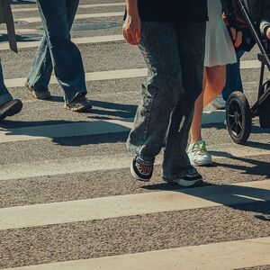 MAJKA SA BEBOM PRELAZI ULICU, A ONDA NALEĆE AUTO... Srbija NE DIŠE DOK GLEDA PRIZOR IZ NOVOG SADA, pa dokle više?!