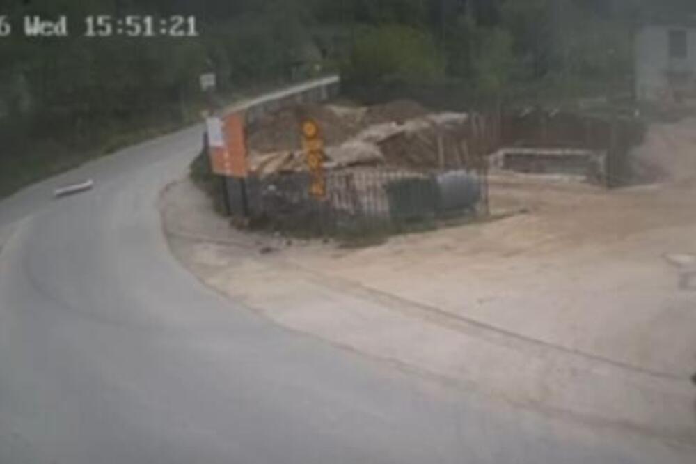 OBJAVLJEN SNIMAK KAKO JE SANDUK SA POKOJNIKOM ZAVRŠIO NASRED MAGISTRALE: Ovo je nešto NAJBIZARNIJE ŠTO ĆETE VIDETI!