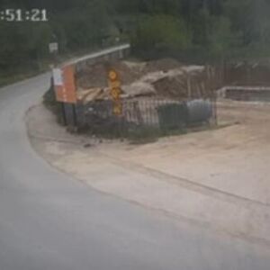 OBJAVLJEN SNIMAK KAKO JE SANDUK SA POKOJNIKOM ZAVRŠIO NASRED MAGISTRALE: Ovo je nešto NAJBIZARNIJE ŠTO ĆETE VIDETI!
