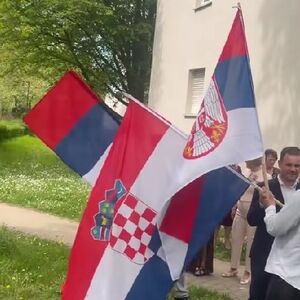 "JOŠ SAMO FALI DA KUM BUDE BOSANAC..." Srbin i Hrvatica rekli "DA" - VIJORILE SE SRPSKA I HRVATSKA ZASTAVA!