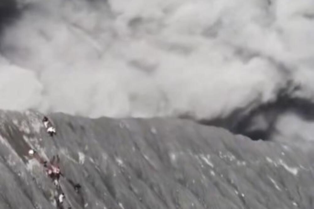 STRAVIČAN PRIZORI LEDI KRV U ŽILAMA! Više poginulih u ERUPCIJI VULKANA, ljudi u panici BEŽALI DA IZBEGNU SMRT!