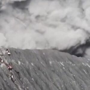 STRAVIČAN PRIZORI LEDI KRV U ŽILAMA! Više poginulih u ERUPCIJI VULKANA, ljudi u panici BEŽALI DA IZBEGNU SMRT!