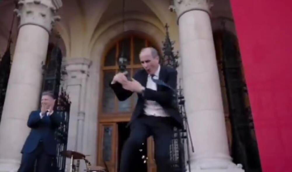 PLEŠE BOLJE OD ŠAKIRE I BIJONSE ZAJEDNO: Ministar zdravlja Mađarske postao INTERNET SENZACIJA! (VIDEO)