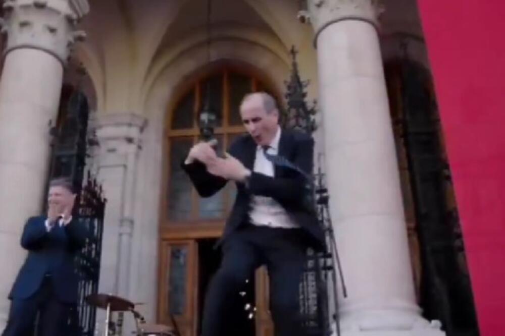 PLEŠE BOLJE OD ŠAKIRE I BIJONSE ZAJEDNO: Ministar zdravlja Mađarske postao INTERNET SENZACIJA! (VIDEO)