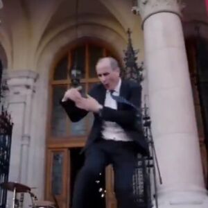 PLEŠE BOLJE OD ŠAKIRE I BIJONSE ZAJEDNO: Ministar zdravlja Mađarske postao INTERNET SENZACIJA! (VIDEO)