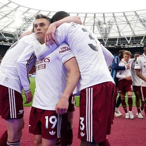 Drama u Londonu: Arsenal uz pomoć VAR-a stigao nadomak titule, Vest Hem sve bliži Čempionšipu!