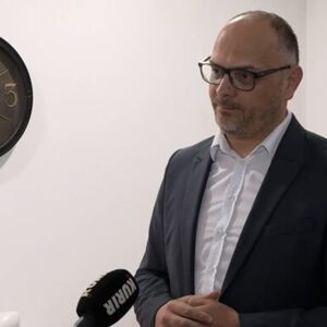 OSUMNJIČENI (74) ZA OBLJUBU DEVOJČICE PUŠTEN DA SE BRANI SA SLOBODE! Advokat se oglasio, NE PAMTI SLIČNU SITUACIJU