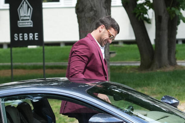 I NJEMU JE SLALA EKSPLICITNE PORUKE! Dara Bubamara i mlađi DEČKO se DOHVATILI nasred Košutnjaka! Vreo prizor