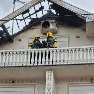 GROM UDARIO U KUĆU U POŽAREVCU PA ZAPALIO KROV: Nevreme već pravi haos po Srbiji (FOTO)