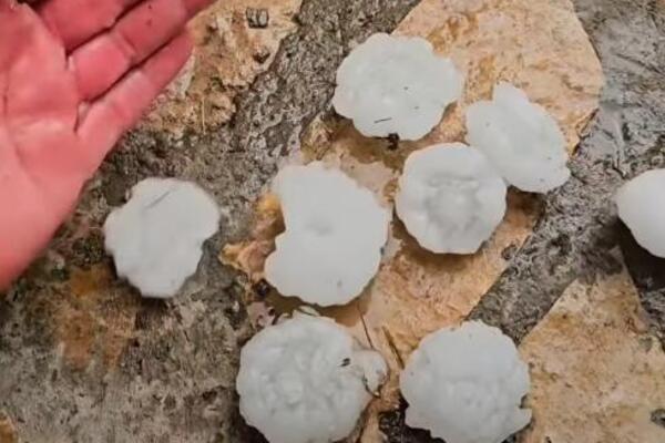 U ovom gradu u Srbiji padao grad veličine grudve snega: Pogledajte samo, neverovatno (VIDEO)