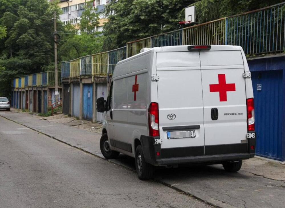 HOROR U STANU NA ČUKARICI! Muškarac (41) izboden, HITNA MU PRUŽA POMOĆ i policija na terenu
