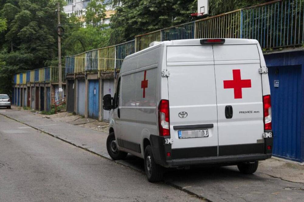 HOROR U STANU NA ČUKARICI! Muškarac (41) izboden, HITNA MU PRUŽA POMOĆ i policija na terenu