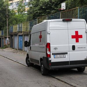 HOROR U STANU NA ČUKARICI! Muškarac (41) izboden, HITNA MU PRUŽA POMOĆ i policija na terenu