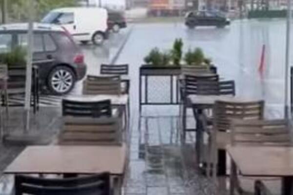 I U OVOM DELU SRBIJE PADA JAK GRAD: Novi snimak NEVREMENA i OLUJE se ŠIRI MREŽAMA (VIDEO)