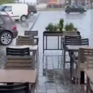 I U OVOM DELU SRBIJE PADA JAK GRAD: Novi snimak NEVREMENA i OLUJE se ŠIRI MREŽAMA (VIDEO)