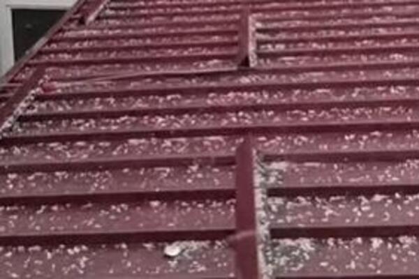 ZAGAZILI U PROLEĆE, A SNIMAK IZ OVOG GRADA PODSEĆA NA ZIMU: Grad ZABELEO KROVOVE, TUKAO SVOM SILOM (VIDEO)