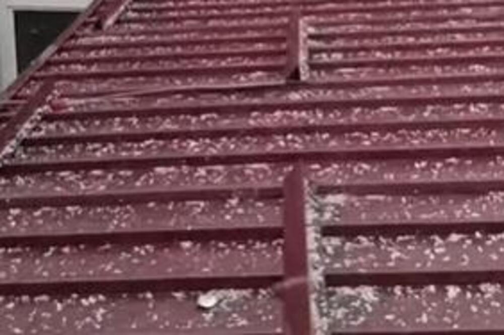 ZAGAZILI U PROLEĆE, A SNIMAK IZ OVOG GRADA PODSEĆA NA ZIMU: Grad ZABELEO KROVOVE, TUKAO SVOM SILOM (VIDEO)