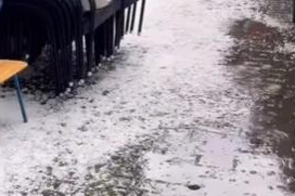 OLUJA SA KIŠOM I GRADOM NAPRAVILA HAOS U OVOM DELU SRBIJE: Potoci liju ulicama, sve se zabelelo (VIDEO)
