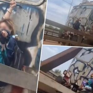 DEVOJČICA ČUČI NA ZADNJEM DELU VOZA I SNIMA SELFI DOK PRELAZI MOST: Jeziva scena na Pančevcu! (VIDEO)