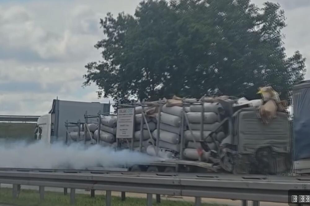 VOZAČ UMRO NAKON JEZIVOG UDESA KOD STARE PAZOVE! Bio zarobljen u smrskanoj kabini, a sve pretilo da eksplodira!