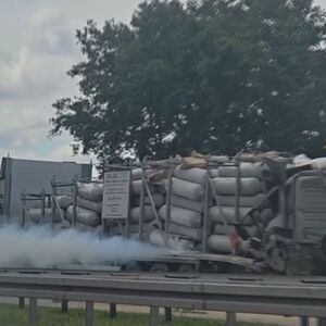 VOZAČ UMRO NAKON JEZIVOG UDESA KOD STARE PAZOVE! Bio zarobljen u smrskanoj kabini, a sve pretilo da eksplodira!