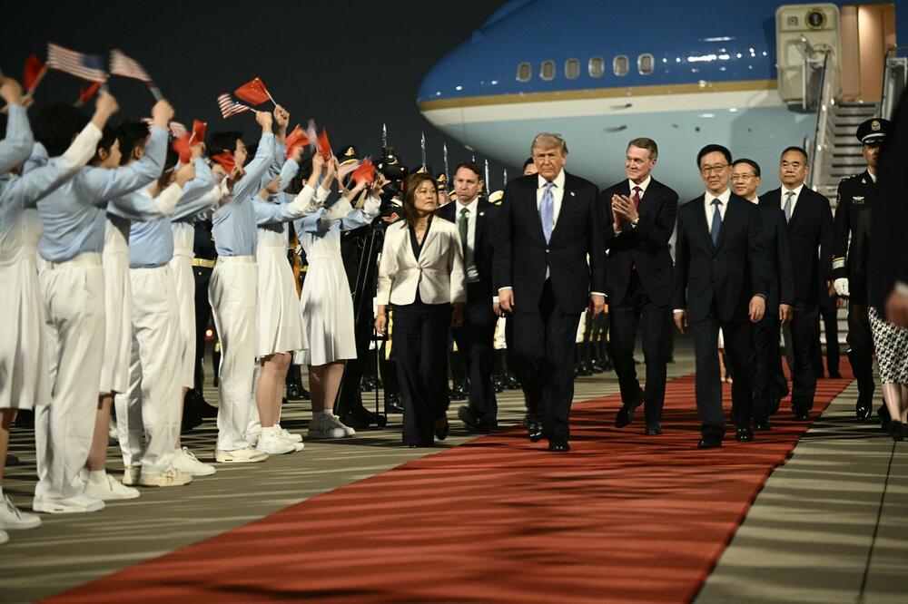 TRAMPA DOČEKALI POSTROJENI GARDISTI NA AERODROMU U PEKINGU, SVE JE POD KONAC! Ključni sastanak sa Đinpingom sutra!