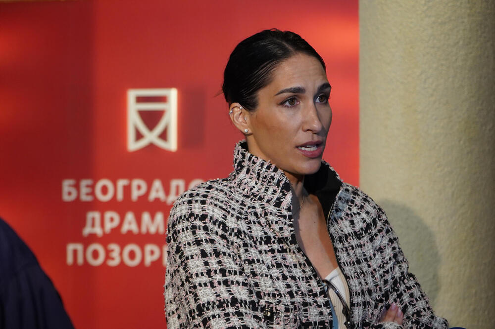 KAD SU JE VIDELI OSTALI SU BEZ REČI: Izgleda ko prava kraljica, a na njoj nakit o kojem većina može samo da sanja