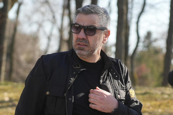 DOM JOVANA PERIŠIĆA ZAVIJEN U CRNO: Pevač slomljen od tuge zbog gubitka