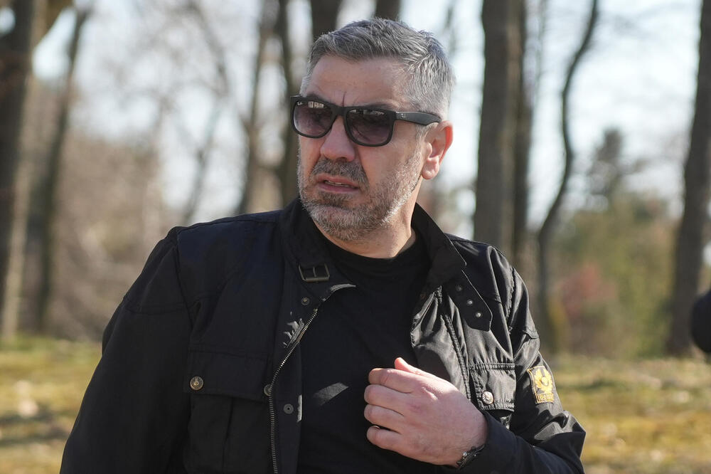 DOM JOVANA PERIŠIĆA ZAVIJEN U CRNO: Pevač slomljen od tuge zbog gubitka