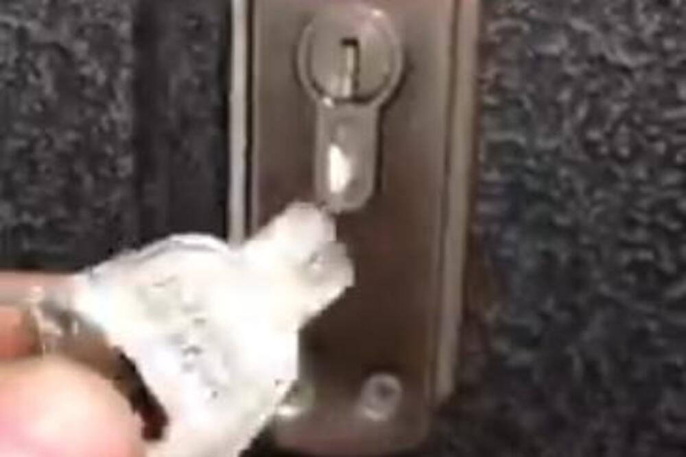 Ni slučajno ne zovite majstora! Evo kako da najlakše izvadite SLOMLJENI KLJUČ iz brave! Trebaju vam 2 stvari