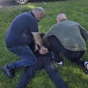 Ovako je uhapšen osumnjičeni za ubistvo u Obrenovcu! Policajci ga odmah savladali, bacili na pod i vezali mu lisice