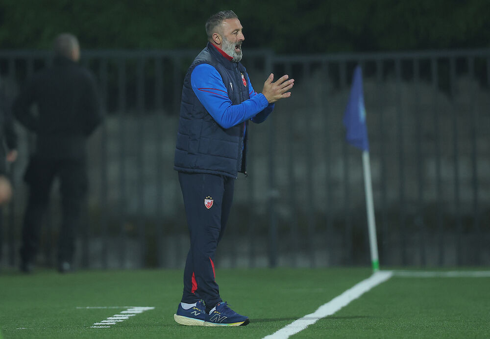 Nenad Sakić, pomoćnik Dejana Stankovića vodio je Crvenu zvezdu u Surdilici protiv Radnika u sezoni 2025/26 plej-ofa Superlige Srbije