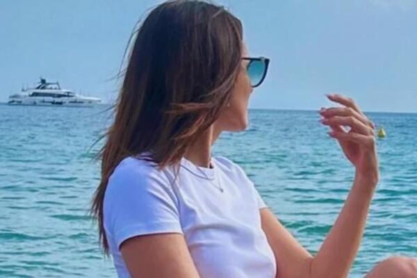 NAŠA VODITELJKA (46) U BRUTALNOM MINIĆU, A U PROGRAMU SMERNA: Svi gledaju u noge, nema ni gram celulita (FOTO)