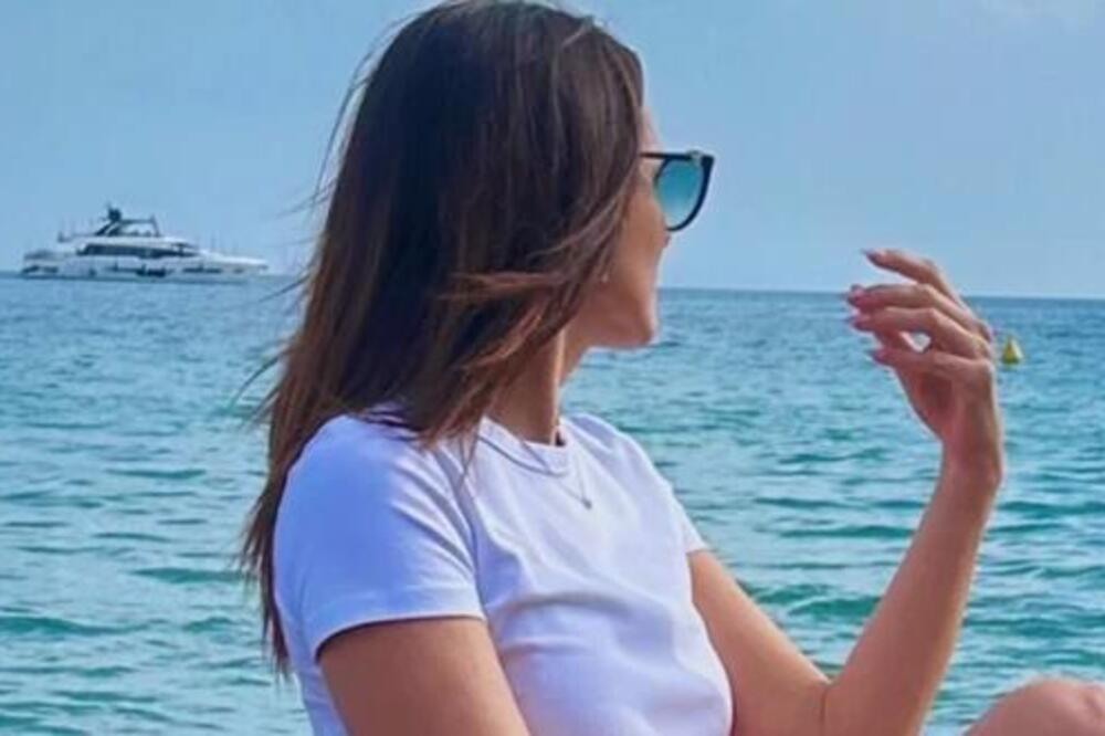 NAŠA VODITELJKA (46) U BRUTALNOM MINIĆU, A U PROGRAMU SMERNA: Svi gledaju u noge, nema ni gram celulita (FOTO)