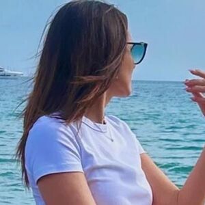 NAŠA POZNATA VODITELJKA (46) PROVOCIRA U KRATKOM ŠORTSU: Svi gledaju u izvajane noge, nema ni gram celulita (FOTO)