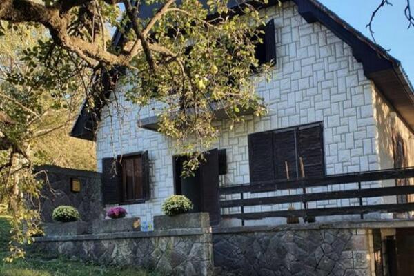 OGLAS ZA PRODAJU KUĆE ZAPALIO MREŽE U SRBIJI: Pogledajte šta čovek sve nudi, nalazi se tik uz turistički raj (FOTO)