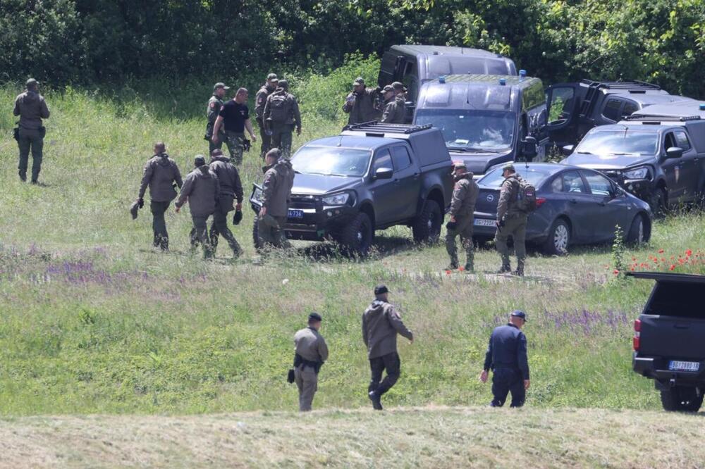POLICIJA DRUGI DAN ČEŠLJA PODRUČJE OKO JARKOVAČKOG JEZERA: Sumnja se da je Nešovićevo telo bačeno OVDE! (FOTO)