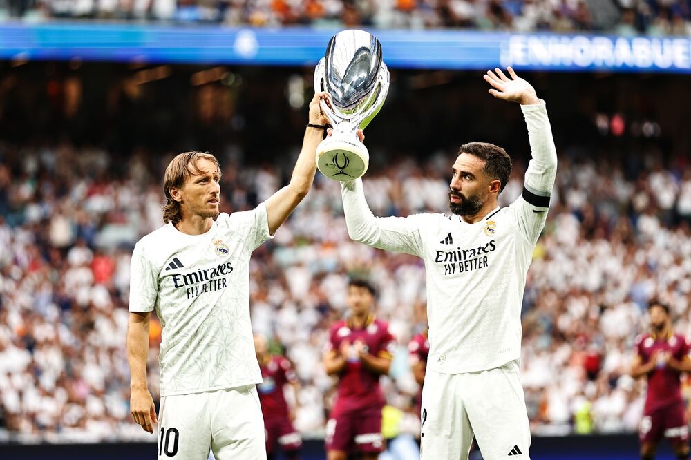 Luka Modrić i Dani Karvahal sa trofejem Superkupa Evrope