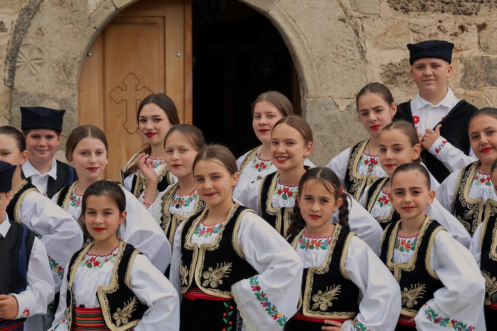 Gujon: Nove folklorne nošnje za decu u srpskim enklavama na Kosovu i Metohiji