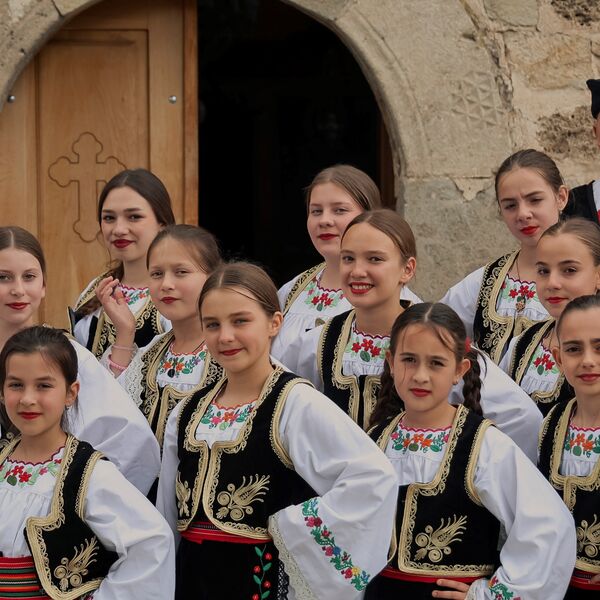 Gujon: Nove folklorne nošnje za decu u srpskim enklavama na Kosovu i Metohiji