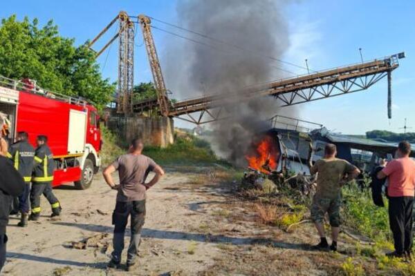 ZAPALIO SE BROD NASUKAN U APATINU: Vatrogasci se bore sa vatrenom stihijom (FOTO)