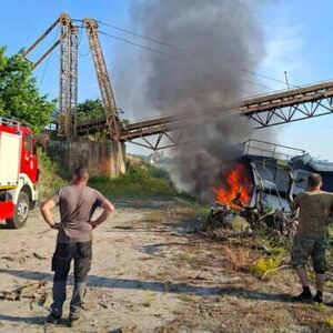 ZAPALIO SE BROD NASUKAN U APATINU: Vatrogasci se bore sa vatrenom stihijom (FOTO)