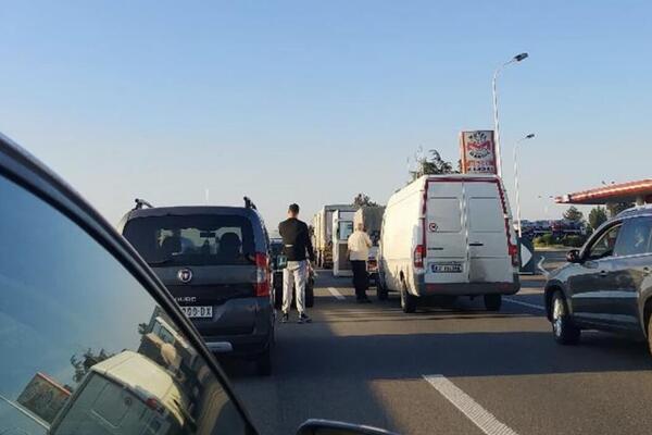 PREVRNUO SE ŠLEPER NA AUTO-PUTU SUBOTICA-NOVI SAD: Blokiran saobraćaj, stvaraju se ogromne kolone (FOTO)