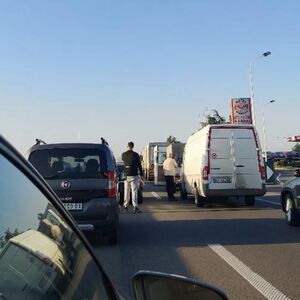 PREVRNUO SE ŠLEPER NA AUTO-PUTU SUBOTICA-NOVI SAD: Blokiran saobraćaj, stvaraju se ogromne kolone (FOTO)